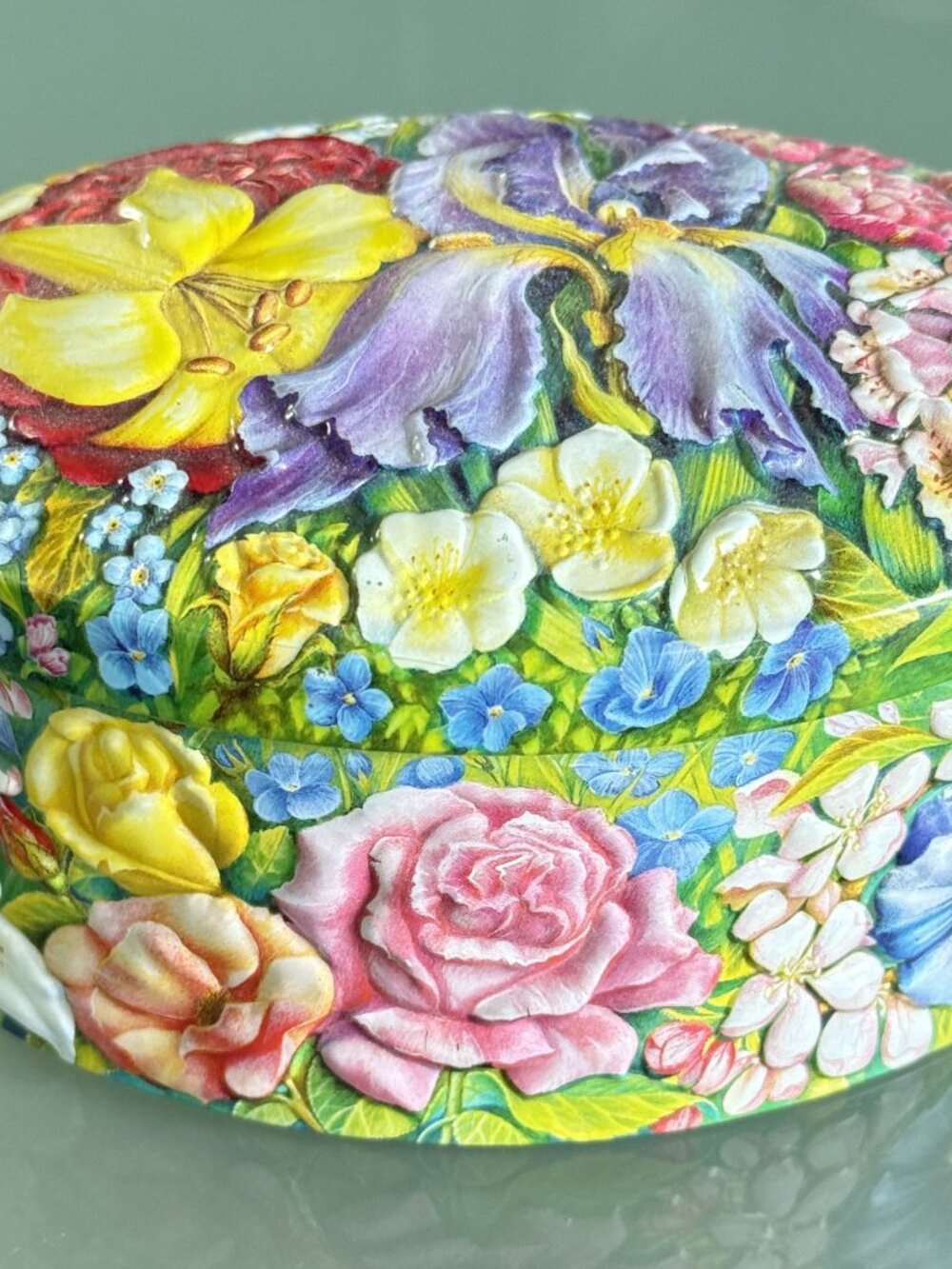 Churchill's Box Vintage metal flower colorful tin can 70" - Picture 3 of 8